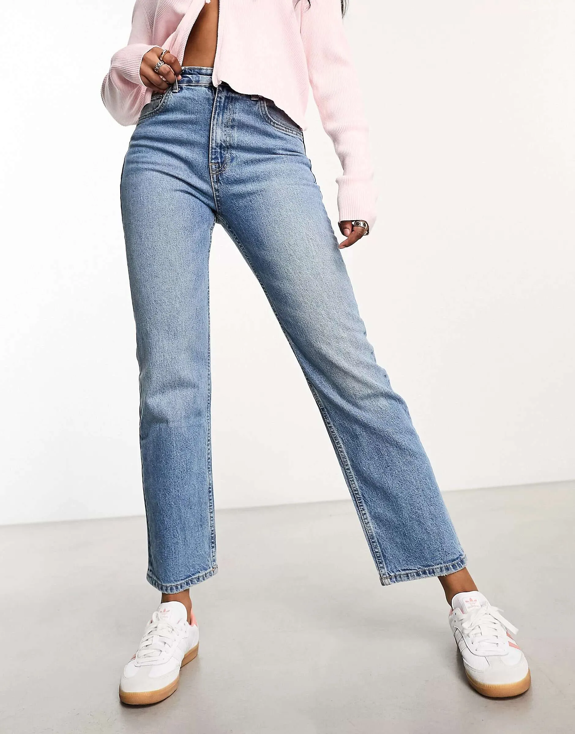 Comfortable straight jeans in medium blue with a high rise Pull&Bear