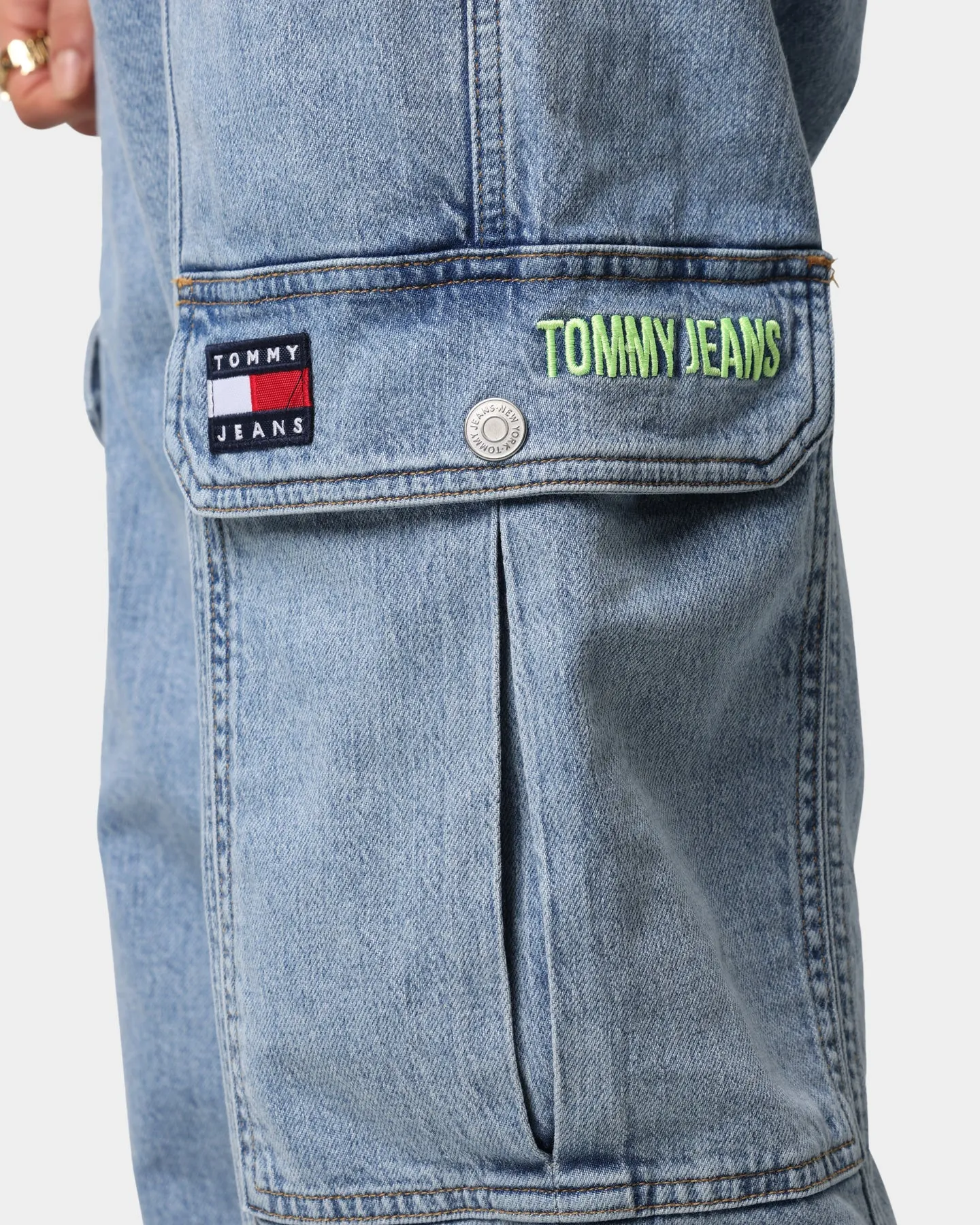 Tommy Jeans Women's Relaxed Cargo Jeans Leon Light Blue